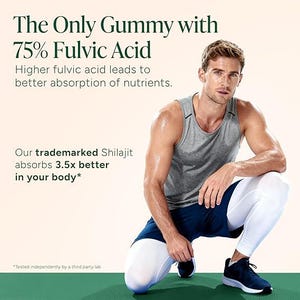 Pu&ograve; includere: Pubblicit&agrave; con un uomo in abbigliamento sportivo in ginocchio su un tappetino verde. Il testo recita: "L'unica caramella gommosa con il 75% di acido fulvico" e "Il nostro Shilajit brevettato assorbe 3,5 volte meglio nel tuo corpo."