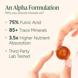 Pu&ograve; includere: Immagine di un prodotto 'An Alpha Formulation'. Una mano tiene in mano un piccolo integratore rotondo color ambra. Il testo a sinistra elenca i vantaggi: 75% di acido fulvico, 85+ minerali traccia, 3,5x maggiore assorbimento dei nutrienti e testato in laboratorio da terzi.
