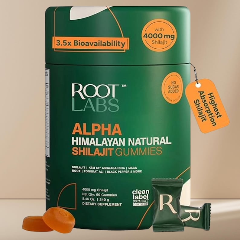 Pu&ograve; includere: Una scatola cilindrica verde di Root Labs Alpha Himalayan Natural Shilajit Gummies. La scatola ha dettagli e testo arancioni, tra cui "3.5x Bioavailability" e "4000 mg Shilajit". Sono visibili due caramelle gommose arancioni e due bustine verdi.