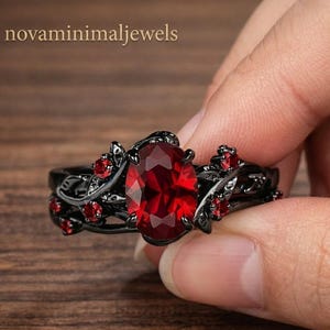 Set di anelli di fidanzamento gotici con rubino a taglio a pera, anello di promessa Art Déco con foglia nera, set da sposa unico ispirato alla natura, regalo di gioielli fatti a mano
