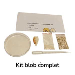 Op de afbeelding: Een complete blob-kit met een petrischaal, een pipet en kleine zakjes met ingrediënten. De kit bevat ook een gedrukte gebruiksaanwijzing en een blob-monster. De tekst "Kit blob complet" staat onderaan.