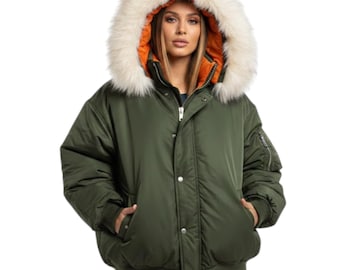 Pode incluir: Casaco bomber verde-oliva com capuz de pele sintética creme. O casaco tem forro laranja brilhante e fecho de correr. Possui um bolso na manga esquerda e dois bolsos frontais. A modelo está a usar o casaco.