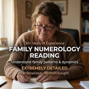 Könnte beinhalten: Ein Bild mit dem Text "FAMILY NUMEROLOGY READING" und dem Slogan "Verstehen Sie Familienmuster & Dynamiken." Das Bild enthält auch den Text "EXTREM DETAILIERT" und "Personalisiert • Schriftliche Einsicht."