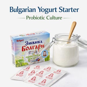 Könnte beinhalten: Eine Schachtel mit bulgarischem Joghurt-Starter mit dem Text "Probiotic Culture". Ein Glas mit Joghurt und einem Holzlöffel befindet sich neben der Schachtel. Mehrere kleine Päckchen Joghurt-Starter liegen davor.