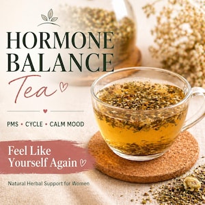 Könnte beinhalten: Eine klare Glastasse mit Kräutertee, die auf einem Untersetzer aus Kork steht. Der Tee hat eine hellbernsteinfarbene Farbe mit sichtbaren Kräutern. Das Bild enthält den Text "HORMONE BALANCE Tea", "PMS • CYCLE • CALM MOOD" und "Feel Like Yourself Again".