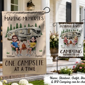 Può includere: Una bandiera da giardino rettangolare con un'illustrazione a cartoni animati di un camper, un falò e due persone sedute su sedie pieghevoli. Il testo recita Making Memories, One Campsite At A Time, William e Sophia.