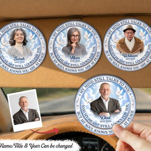 Peut inclure: Quatre ornements circulaires pour pare-soleil de voiture avec des portraits commémoratifs. Chaque ornement affiche une photo, un nom, des dates et le texte : MY MIND STILL TALKS TO YOU AND MY HEART STILL LOOKS FOR YOU BUT MY SOUL KNOWS YOU ARE AT PEACE.
