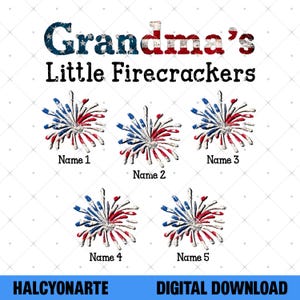 Puede incluir: Un diseño gráfico digital con el texto Grandma's Little Firecrackers en un patrón de bandera estadounidense desgastado. Debajo del texto hay cinco ilustraciones de fuegos artificiales en rojo, blanco y azul, cada una con la etiqueta Name 1 a 5.