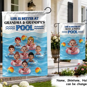Könnte beinhalten: Eine rechteckige Gartenflagge mit blauem Wasserhintergrund und dem Text "LIFE IS BETTER AT GRANDMA & GRANDPA'S POOL" sowie "LIFE IS BETTER AT MAMA & PAPA'S POOL". Die Flaggen zeigen Zeichentrickkinder in aufblasbaren Schwimmreifen und Wasserbällen.