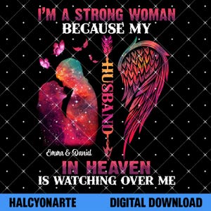 Puede incluir: Un diseño gráfico negro con la silueta de una pareja con patrón de galaxia, mariposas rosas y un ala de ángel grande. El texto dice: I'M A STRONG WOMAN BECAUSE MY HUSBAND IN HEAVEN IS WATCHING OVER ME, incluyendo los nombres Emma & Daniel.