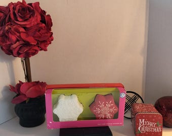 Salero y pimentero con forma de copo de nieve, nuevos en caja; blanco y rojo.