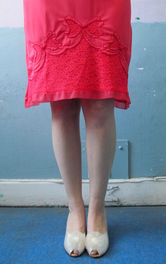 Vtg 50s 60s Red Slip / Lace Bow Detail / Movie St… - image 4