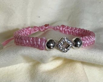 ピンクのマクラメブレスレット、ブルービーズと18Kゴールドメッキのキュービックジルコニアセンター付き