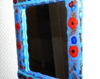 Miroir bleu fleuri encadré par une création en fusing décoration murale en verre fusionné
