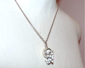 collier hublot avec un pendentif grappe de perles magiques argentées aux reflets lumineux