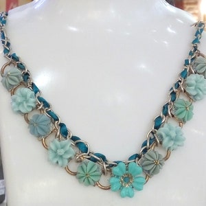 collier bleu fleuri bijoux de printemps d&#39;été avec des fleurs