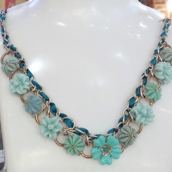 collier bleu fleuri bijoux de printemps d'été avec des fleurs