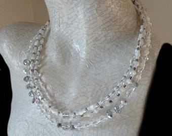 Collier 3 rangs blanc de perles en nacre verre et cristal Bijoux élégants