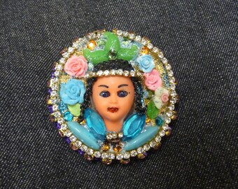 Broche doll art broche à vêtement tête de poupée aux strass de cristal qui brillent Bijoux visage de poupée