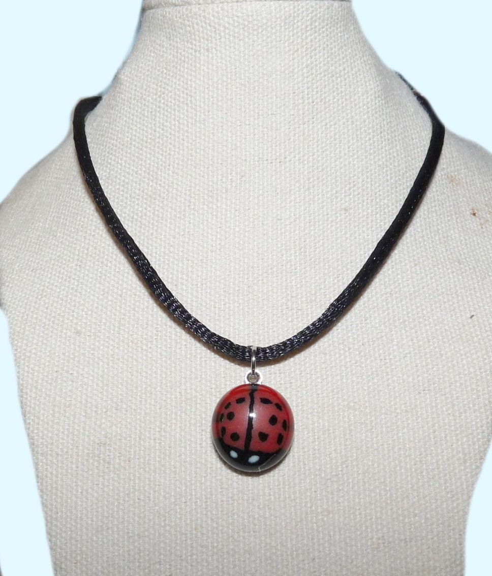 Collier au pendentif coccinelle en verre fusionné bijou fusing pour enfant pour femme
