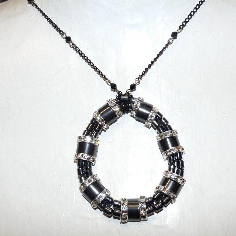 Collier En Hématite Avec Pendentif Ovale - Longueur 45 Cm, Perles Métalliques, Occasion Très Bon état