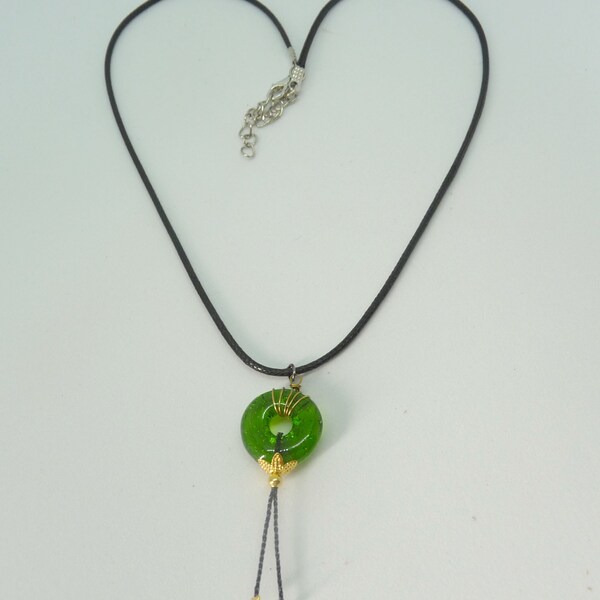 Collier vert printemps perle donut en verre fusing pendentif perle en verre doré