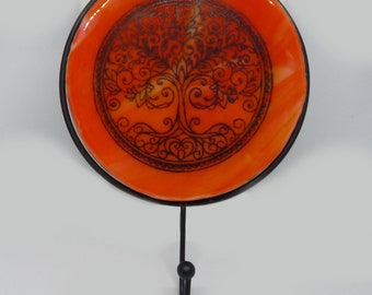 Patère l'arbre de vie porte manteau décoré par un tableau noir sur fond couleur orange en verre fusionné décoration murale