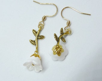 Boucles d'oreilles perles de clochettes de muguet blanc et branche dorée