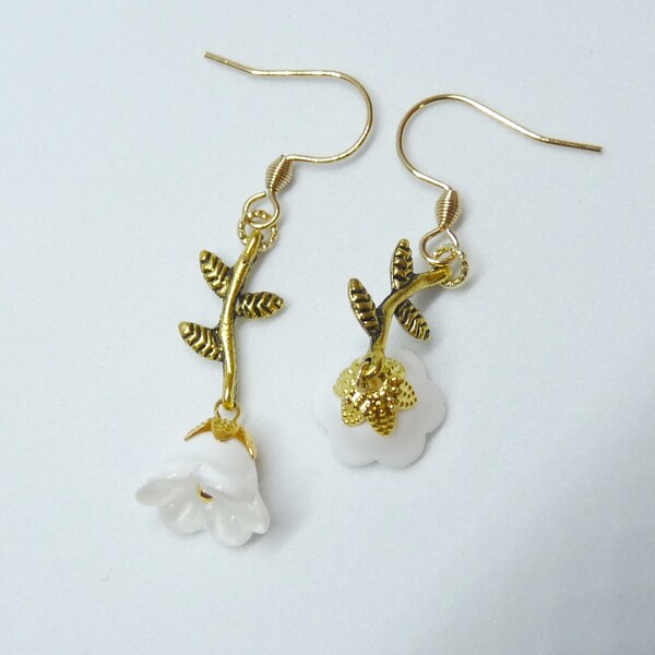 Boucles d'oreilles perles de clochettes de muguet blanc et branche dorée