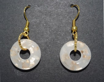 Boucles d'oreilles pendantes blanches et dorées perle anneau rond donut bijoux blancs