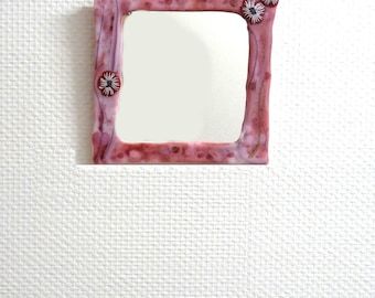 Miroir rose encadré par une création en fusing décoration murale en verre fusionné