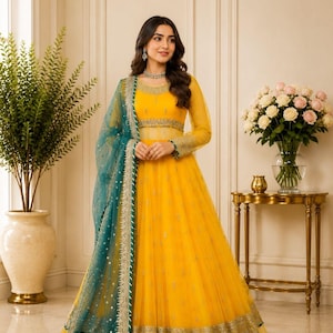 Senapsgul Lehenga-klänning, trådbroderi, grön nätdupatta, brudkläder Haldi