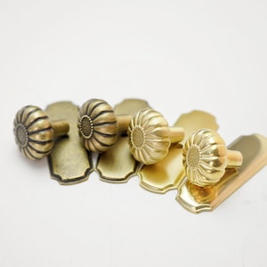Pomo de latón macizo con placa trasera/Pomos de latón sin lacar para gabinetes/Pomos de latón envejecido con diseño floral para cajones/Manijas para gabinetes y muebles