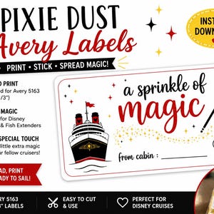 Può includere: Un design di etichetta rettangolare con l'illustrazione di una nave da crociera, una bacchetta magica e il testo 'a sprinkle of magic' con una riga vuota per il numero di cabina. Il design include un'icona di Topolino, accenti rossi e oro e Avery 5163.