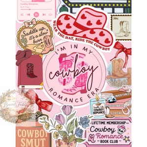 Op de afbeelding: Een roze collage met stickers en illustraties met cowboythema. Bevat cowboylaarzen, hoeden en de tekst "Cowboy Romance". De zin "Wear the hat, ride the cowboy" is ook zichtbaar.