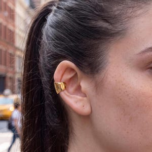 Pendiente de oreja grueso chapado en oro de 18 quilates, pendiente ancho liso para cartílago sin perforación, estilo minimalista llamativo, para Acción de Gracias y Navidad.