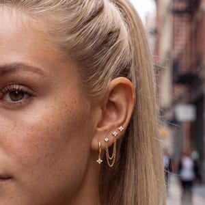 Ohrringe mit Kette aus 18-karätigem Gold für zwei Ohrlöcher, funkelnde Zirkonia-Blumen-Ohrstecker, zartes Ohrring-Set, Geschenkidee zum Erntedankfest