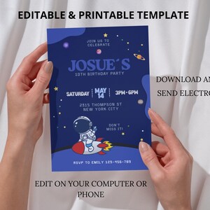 Puede incluir: Invitación de cumpleaños azul marino con temática espacial. La invitación presenta un astronauta en un cohete, estrellas y planetas. El texto incluye el nombre "Josue's", la fecha, la hora y el lugar.