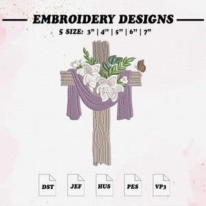 Può includere: Un disegno di ricamo con una croce di legno adornata con fiori bianchi, foglie verdi e un drappo viola. Una piccola farfalla è sulla croce. Il testo "EMBROIDERY DESIGNS" e le opzioni di dimensioni da 7.6 cm a 17.8 cm sono visualizzate.