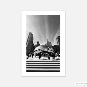 Puede incluir: Fotografía en blanco y negro de una instalación de arte público en un entorno urbano. La escultura reflectante en forma de judía está rodeada de gente y se encuentra frente a un telón de fondo de edificios altos y un cielo nublado. Serie "Chicago Black & White".