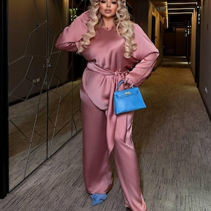 Plus size women’s two piece satin pants set with palazzo trousers and long sleeve blouse, elegant evening outfit with belt