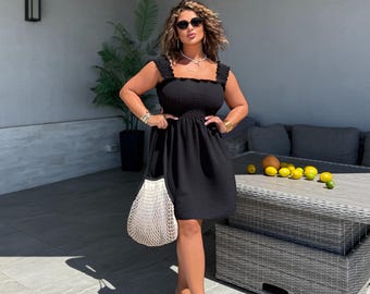 Gesmoktes Plus Size Sommerkleid, Minikleid für kurvige Frauen, Rüschen Strap A-Linien Kleid, fließendes Urlaubs Outfit, Crepe Sommerkleid XL-3XL