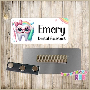 Dent girly mignonne avec des lunettes - arc-en-ciel - dentifrice de brosse à dents - PERSONNALISÉ - étiquette de nom personnalisée - magnétique de 1,25 "x 3" ou dos d'épingle - 246 NT