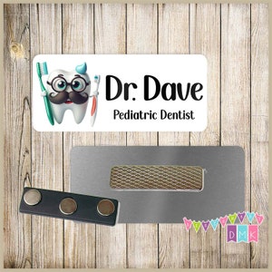 Cool Tooth avec moustache - Brosse à dents dentifrice - PERSONNALISÉ - Porte-nom personnalisé - 1,25 x 3 po magnétique ou épingle au dos - 251NT