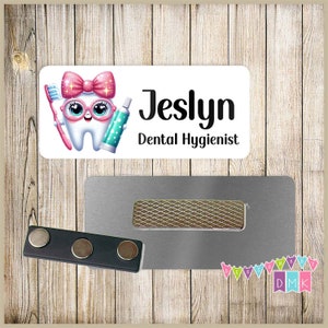 Dent girly mignonne avec des lunettes - noeud rose - dentifrice pour brosse à dents - PERSONNALISÉ - étiquette personnalisée - 1,25 po. x 3 po. magnétique ou épingle au dos - 247 NT