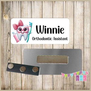 Dent girly mignonne avec bretelles - Noeud rose - Brosse à dents dentifrice - PERSONNALISÉE - Porte-nom personnalisé - 1,25 x 3 po magnétique ou épingle au dos - 249 NT