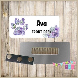 Huellas de patas - Lilas - Suculentas - Rayas púrpuras y blancas - PERSONALIZADAS - Etiqueta de nombre personalizada - 1.25 " x 3" magnético O Pin Back - 166NT