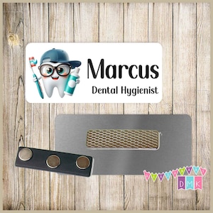 Cool Tooth avec des lunettes - Casquette de baseball - Brosse à dents dentifrice - PERSONNALISÉE - Porte-nom personnalisé - 1,25 x 3 po magnétique ou épingle au dos - 248 NT