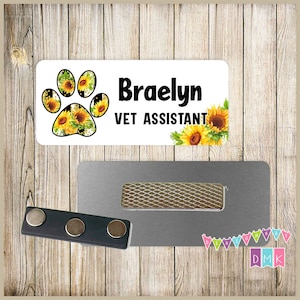 Paw Print - Girasoles - Rayas blancas y negras - Vet Tech - PERSONALIZADO - Etiqueta de nombre personalizada - 1.25 "x 3" magnético O Pin Back - 138NT
