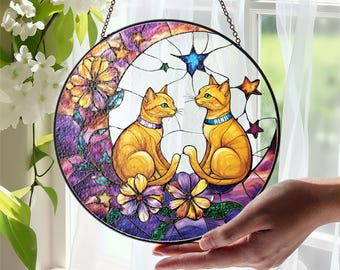 Glasmalerei zwei Katzen auf Mond Suncatcher, Orange Tabby Katzen himmlische Fensterbehang, lila Mond Blumenkunst, Suncatcher Katze Custom